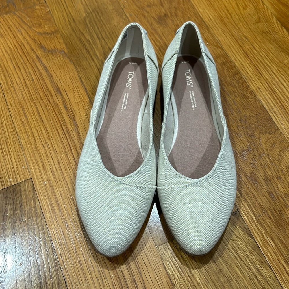 Gold Toms Flats. Size 9.5 wide. Never been worn. Do not have tags or box